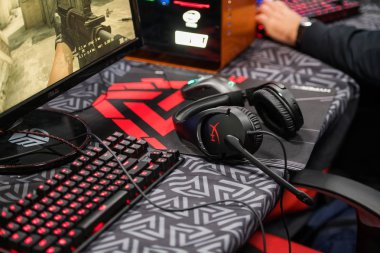Moskova, Rusya - 27 Ekim 2018: Merkez üssü Counter Strike: küresel saldırgan esports olay. Klavye, kulaklık, fare, video oyun oyuncular için oynamak için bilgisayar aygıtları.