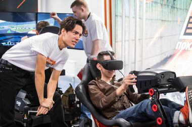 Moskova, Rusya - 27 Ekim 2018. Yarış video oyunu sanal gerçeklik kulaklık ile oynarken mutlu ve heyecanlı adam