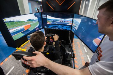 Moskova, Rusya - 27 Ekim 2018. Büyük ekran monitörler ve kokpit denetimleri bir yarış otomobili gibi yarış araba video oynatıcı oyun simülasyonu.