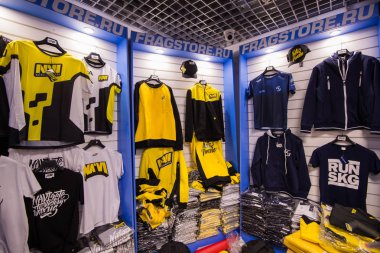 Moskova, Rusya - 27 Ekim 2018: Merkez üssü Counter Strike: küresel saldırgan esports olay. Marka esport mal ve giyim mağazası: t-shirtler, hoodies Natus Vincere Navi takımının.