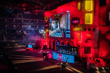 Moskova, Rusya - 27 Ekim 2018: Merkez üssü Counter Strike: küresel saldırgan esports olay. Oyun ve oyuncu kabinleri gösterilen büyük bir ekran ile ana sahne.
