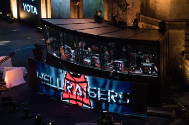 Moskova, Rusya - 27 Ekim 2018: Merkez üssü Counter Strike: küresel saldırgan esports olay. Oyuncular booth ile takım Hellraisers içinde bir sahnede.