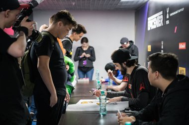 Moskova, Rusya - 27 Ekim 2018: Merkez üssü Counter Strike: küresel saldırgan esports olay. Takım Avangar oyuncuları bir hayranları ile autograph oturum.