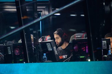 Saint Petersburg, Rusya - 28 Ekim 2017: Merkez üssü Counter Strike: küresel saldırgan cyber spor olay. Oyuncular booth ile Lehçe takım virtus.pro oyuncuları.