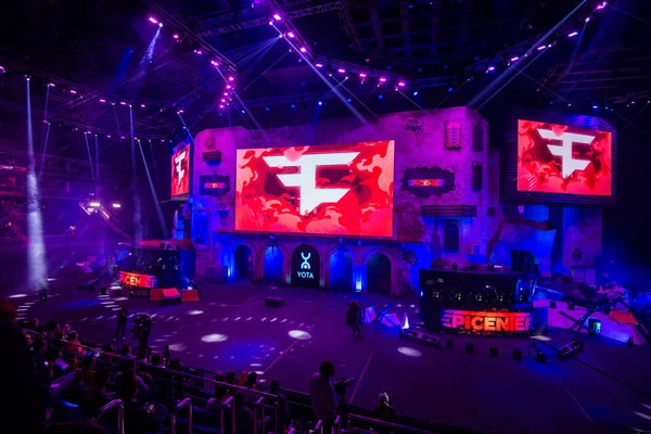 MOSCÚ, RUSIA - 27 DE OCTUBRE DE 2018: EPICENTER Counter Strike: Global Offensive esports event. Escenario principal con una pantalla grande y el logotipo del clan FAZE equipo . — Foto de Stock