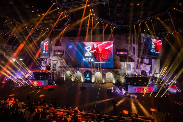 Moskva, Rusko - 27 října 2018: Epicentrum Counter Strike: Global Offensive eSportovní událost. Hlavní stage místo, velké obrazovce a světla před začátkem turnaje. — Stock fotografie