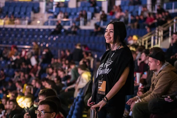 MOSCOU, RUSSIE - 27 OCTOBRE 2018 : ÉPICENTRE Contre-grève : Événement mondial offensif d'e-sport. Fille mignonne fan sur une tribune aux tournois arène . — Photo