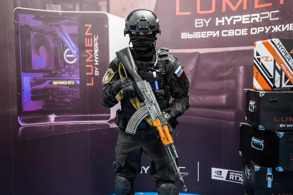 MOSCOW, RUSSIA - OCTOBER 27 2018: EPICENTER Counter Strike: Global Offensive esports event. A cosplayer dressed as a soldier with a gun. — Stock Photo, Image