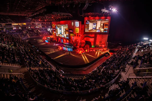 MOSCÚ, RUSIA - 27 DE OCTUBRE DE 2018: EPICENTER Counter Strike: Global Offensive esports event. Lugar principal del escenario y tribunas llenas de visitantes y aficionados. Vista desde arriba . —  Fotos de Stock