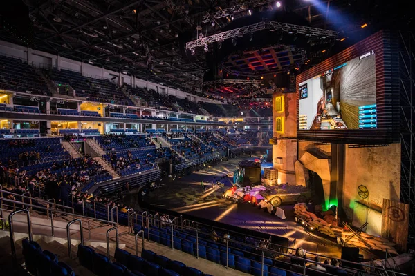 MOSCÚ, RUSIA - 27 DE OCTUBRE DE 2018: EPICENTER Counter Strike: Global Offensive esports event. El escenario principal con una gran pantalla que muestra el juego y tribunas con los fans . —  Fotos de Stock