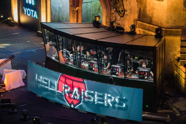 Moskova, Rusya - 27 Ekim 2018: Merkez üssü Counter Strike: küresel saldırgan esports olay. Oyuncular booth ile takım Hellraisers içinde bir sahnede. — Stok fotoğraf