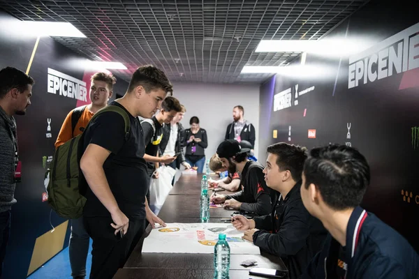 MOSCA, RUSSIA - 27 OTTOBRE 2018: EPICENTER Counter Strike: Global Offensive esports event. Squadra Avangar giocatori in sessione autografa con un tifoso . — Foto Stock