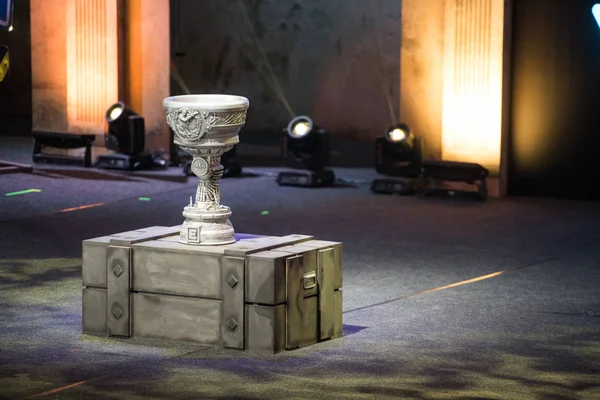 MOSCÚ, RUSIA - 27 DE OCTUBRE DE 2018: EPICENTER Counter Strike: Global Offensive esports event. Trofeo principal del torneo para los ganadores. Copa de videojuegos . —  Fotos de Stock