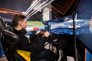 Moskova, Rusya - 27 Ekim 2018. Büyük ekran monitörler ve kokpit denetimleri bir yarış otomobili gibi yarış araba video oynatıcı oyun simülasyonu.