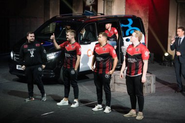 Moskova, Rusya - 27 Ekim 2018: Merkez üssü Counter Strike: küresel saldırgan esports olay. Klan Takım Faze getirilmesi. Oyuncular bir sahnede.