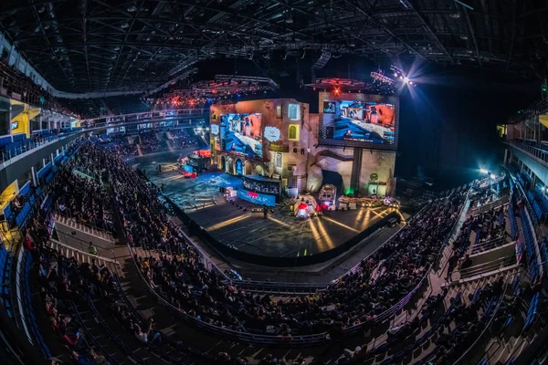 Moskau, Russland - 27. Oktober 2018: Epizentrum Gegenschlag: globale Offensive esports event. Hauptbühne und Tribünen voller Besucher und Fans. Blick von oben. — Stockfoto