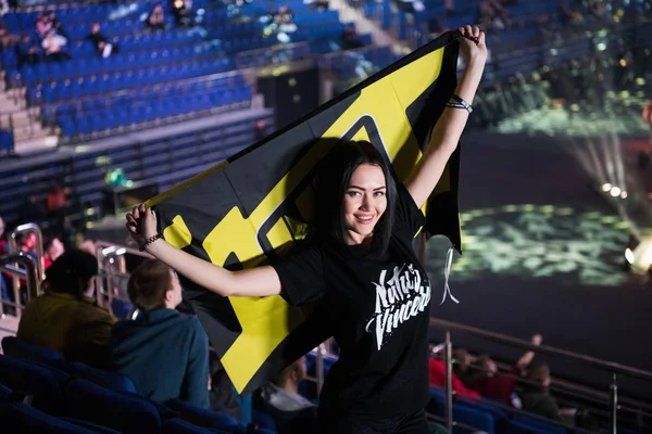 Μόσχα, Ρωσία - 2018 27 Οκτωβρίου: Επίκεντρο Counter Strike: παγκόσμια επιθετικά esports εκδήλωση. Ευτυχισμένος κορίτσι ανεμιστήρα σε μια tribune στο arena με ομάδα γραμμές Natus Vincere σημαία. — Φωτογραφία Αρχείου