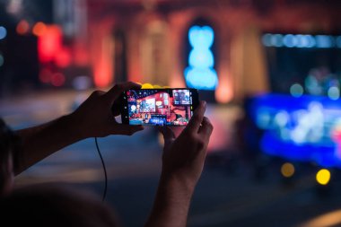 Moskova, Rusya - 27 Ekim 2018: Merkez üssü Counter Strike: küresel saldırgan esports olay. Arena cep telefonu video alarak eller mans.