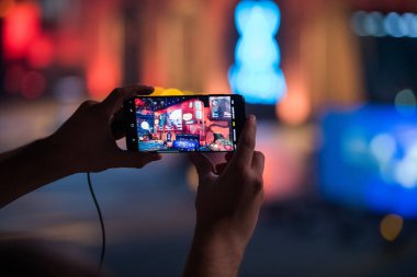 Moskova, Rusya - 27 Ekim 2018: Merkez üssü Counter Strike: küresel saldırgan esports olay. Arena cep telefonu video alarak eller mans.