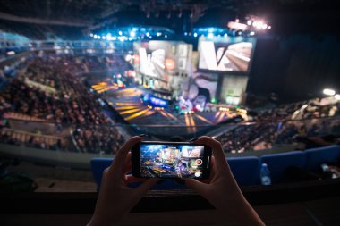Moskova, Rusya - 27 Ekim 2018: Merkez üssü Counter Strike: küresel saldırgan esports olay. Arena cep telefonu video alarak kadının elleri.