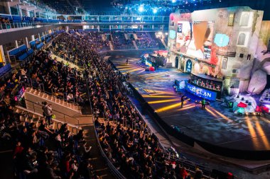 Moskova, Rusya - 27 Ekim 2018: Merkez üssü Counter Strike: küresel saldırgan esports olay. Ana sahne mekan ve tribünlerin dolu ziyaretçi ve fanlar. En baştan görüntülemek.
