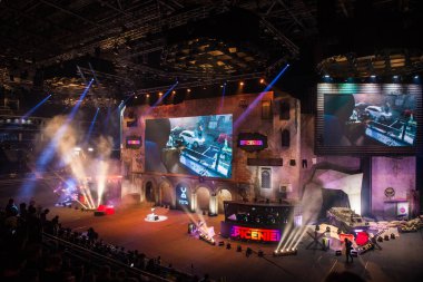 Moskova, Rusya - 27 Ekim 2018: Merkez üssü Counter Strike: küresel saldırgan esports olay. Ana sahne mekan, büyük ekran ve turnuva başlamadan önce ışıkları.