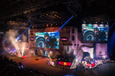 Moskova, Rusya - 27 Ekim 2018: Merkez üssü Counter Strike: küresel saldırgan esports olay. Ana sahne mekan, büyük ekran ve turnuva başlamadan önce ışıkları.