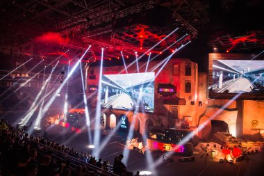 Moskova, Rusya - 27 Ekim 2018: Merkez üssü Counter Strike: küresel saldırgan esports olay. Ana sahne mekan, büyük ekran ve turnuva başlamadan önce ışıkları.