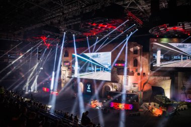 Moskova, Rusya - 27 Ekim 2018: Merkez üssü Counter Strike: küresel saldırgan esports olay. Ana sahne mekan, büyük ekran ve turnuva başlamadan önce ışıkları.