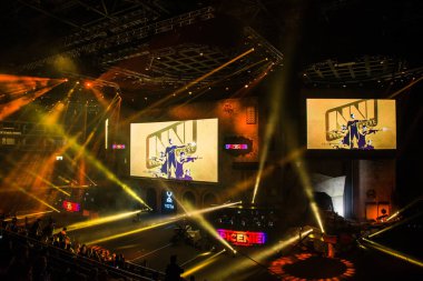 Moskova, Rusya - 27 Ekim 2018: Merkez üssü Counter Strike: küresel saldırgan esports olay. Natus Vincere Navi takım ana ekranda.