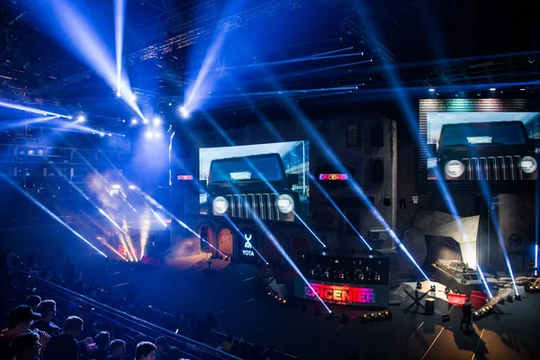 Moskova, Rusya - 27 Ekim 2018: Merkez üssü Counter Strike: küresel saldırgan esports olay. Ana sahne mekan, büyük ekran ve turnuva başlamadan önce ışıkları. — Stok fotoğraf