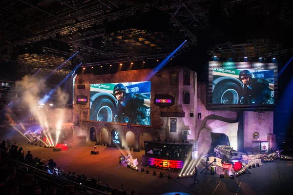 Moskva, Rusko - 27 října 2018: Epicentrum Counter Strike: Global Offensive eSportovní událost. Hlavní stage místo, velké obrazovce a světla před začátkem turnaje. — Stock fotografie