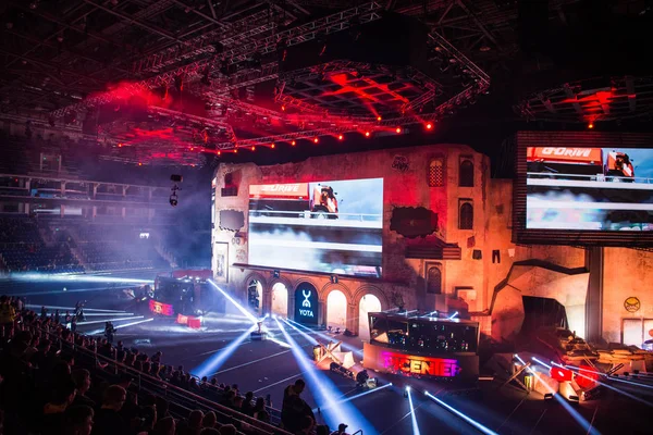 Moskova, Rusya - 27 Ekim 2018: Merkez üssü Counter Strike: küresel saldırgan esports olay. Ana sahne mekan, büyük ekran ve turnuva başlamadan önce ışıkları. — Stok fotoğraf