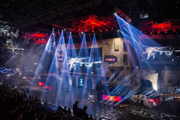 Moskva, Rusko - 27 října 2018: Epicentrum Counter Strike: Global Offensive eSportovní událost. Hlavní stage místo, velké obrazovce a světla osvětlení před začátkem turnaje. — Stock fotografie