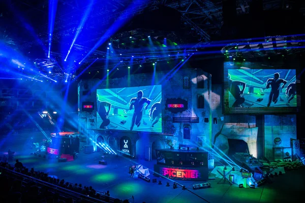 Moskva, Rusko - 27 října 2018: Epicentrum Counter Strike: Global Offensive eSportovní událost. Hlavní stage místo, velké obrazovce a světla osvětlení před začátkem turnaje. — Stock fotografie