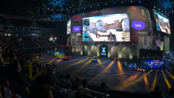 Москва, Російська Федерація - 2018 27 жовтня: Епіцентр Counter Strike: глобального наступу esports подія. Головна сцена, великий екран з гри моментів і аудиторії стоїть переповненого фанатами веселилося для своєї команди. — стокове відео