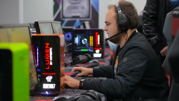 MOSCOU, RUSSIE - 27 OCTOBRE 2018 : ÉPICENTRE Contre-grève : Événement mondial offensif d'e-sport. Jeune homme jouant un jeu de tir en ligne sur un PC au club informatique. Se lève après le match . — Video