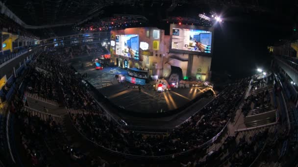 MOSCA, RUSSIA - 27 OTTOBRE 2018: EPICENTER Counter Strike: Global Offensive esports event. Palcoscenico principale, grande schermo con momenti di gioco dal punto di vista in cima all'arena . — Video Stock