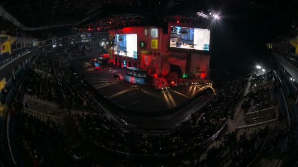 MOSCOW, RÚSSIA - OUTUBRO 27 2018: EPICENTER Counter Strike: Global Offensive esports event. Palco principal, relâmpago, iluminação, tela grande com momentos de jogo de vista para o local no topo . — Vídeo de Stock