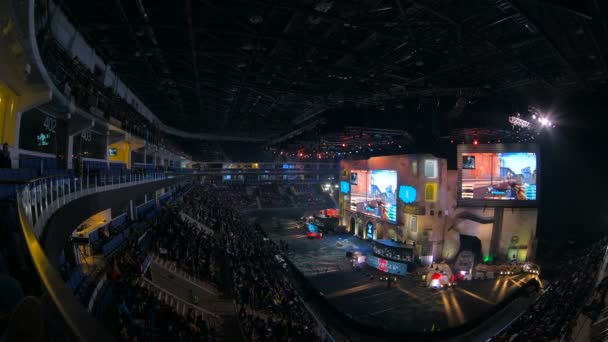 Moskou, Rusland - oktober 27 2018: Epicentrum Counter Strike: Global offensief esports gebeurtenis. Hoofdpodium, grote scherm met spel momenten en publiek staat vol met fans juichen voor hun teams. — Stockvideo