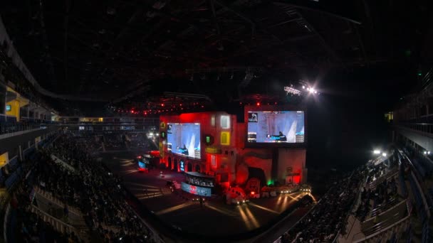 MOSCOW, RÚSSIA - OUTUBRO 27 2018: EPICENTER Counter Strike: Global Offensive esports event. Palco principal, relâmpago, iluminação, tela grande com momentos de jogo de vista para o local no topo . — Vídeo de Stock