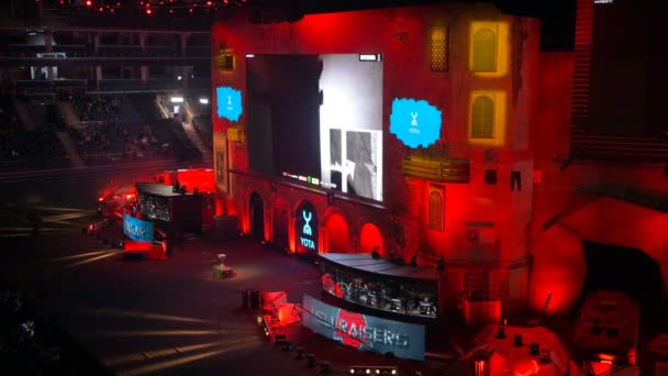 MOSCOW, RUSSIA - OCTOBER 27 2018: EPICENTER Counter Strike: Global Offensive esports event. Main stage with a big screen showing the game and player booths. — Stock Video