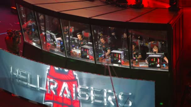 Moskou, Rusland - oktober 27 2018: Epicentrum Counter Strike: Global offensief esports gebeurtenis. Spelers stand met team Hellraisers binnen op een podium. — Stockvideo