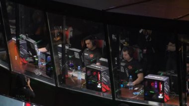 Moskova, Rusya - 27 Ekim 2018: Merkez üssü Counter Strike: küresel saldırgan esports olay. Oyuncular booth ile takım Hellraisers içinde bir sahnede. Oyuncular Issaa, Ange1, woxic, Deadfox.