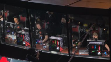 Moskova, Rusya - 27 Ekim 2018: Merkez üssü Counter Strike: küresel saldırgan esports olay. Oyuncular booth ile takım Hellraisers içinde bir sahnede. Oyuncular bondik Issaa, Ange1, woxic, Deadfox.