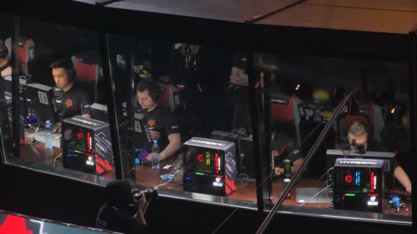 MOSCOU, RUSSIE - 27 OCTOBRE 2018 : ÉPICENTRE Contre-grève : Événement mondial offensif d'e-sport. Kiosque des joueurs avec l'équipe Hellraisers à l'intérieur sur une scène. Joueurs bondik ISSAA, Xo1, woxic, Deadfox . — Video