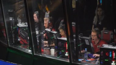Moskova, Rusya - 27 Ekim 2018: Merkez üssü Counter Strike: küresel saldırgan esports olay. Oyuncular booth ile bir sahnede Faze klan takım içinde. Oyuncular yağmur, karrigan, olofmeister, koruyucu.