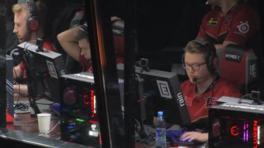 Moskova, Rusya - 27 Ekim 2018: Merkez üssü Counter Strike: küresel saldırgan esports olay. Oyuncular booth ile bir sahnede Faze klan takım içinde. Oyuncular yağmur, karrigan, olofmeister.