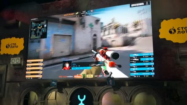 Moskou, Rusland - oktober 27 2018: Epicentrum Counter Strike: Global offensief esports gebeurtenis. Hoofdpodium met een groot scherm waarop de matchs spel momenten. — Stockvideo