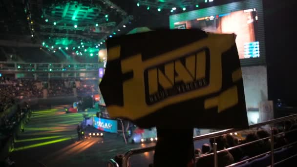 MOSCOW, RUSSIA - OCTOBER 27 2018: EPICENTER Counter Strike: Global Offensive esports event. Gerakan lambat. Fans wanita bahagia di arena dengan tim Natus Vincere bendera. Bersorak untuk tim. Tampilan dari — Stok Video